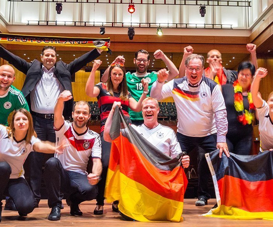 Bild vom jubelnden Team der Stadthalle Reutlingen bei der Fußball-WM