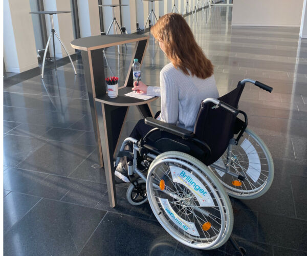 junge Frau im Rollstuhl