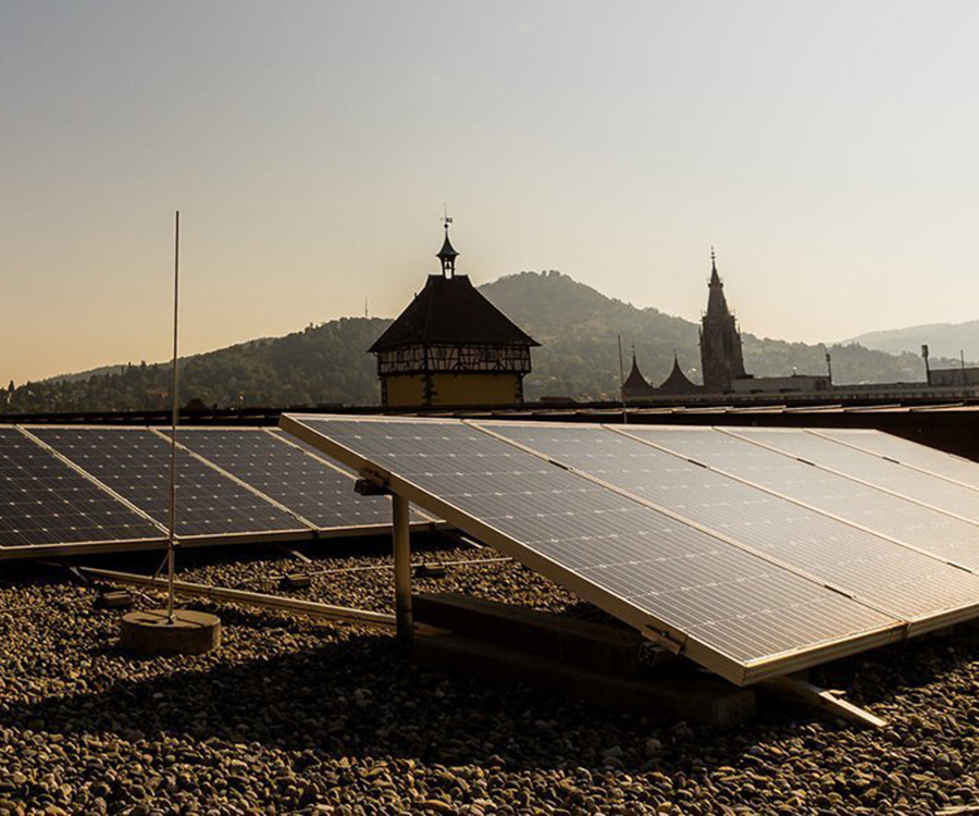 Bild von Solarpanels auf dem Dach der Stadthalle Reutlingen