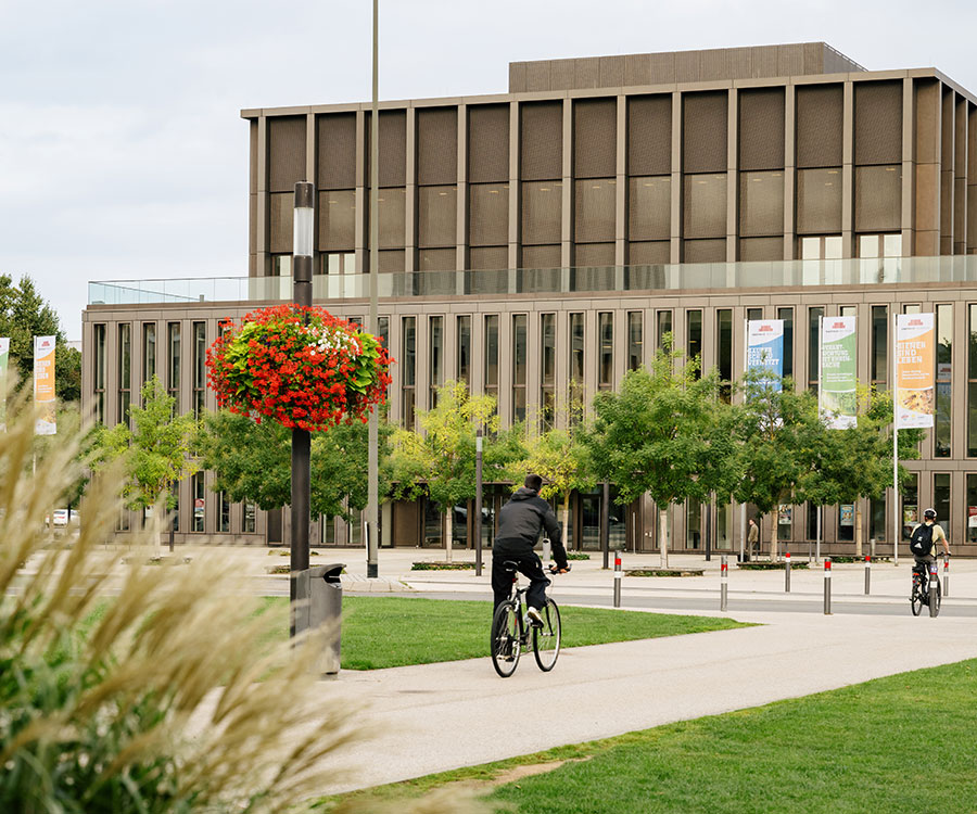 Bild der Stadthalle Reutlingen im Sommer