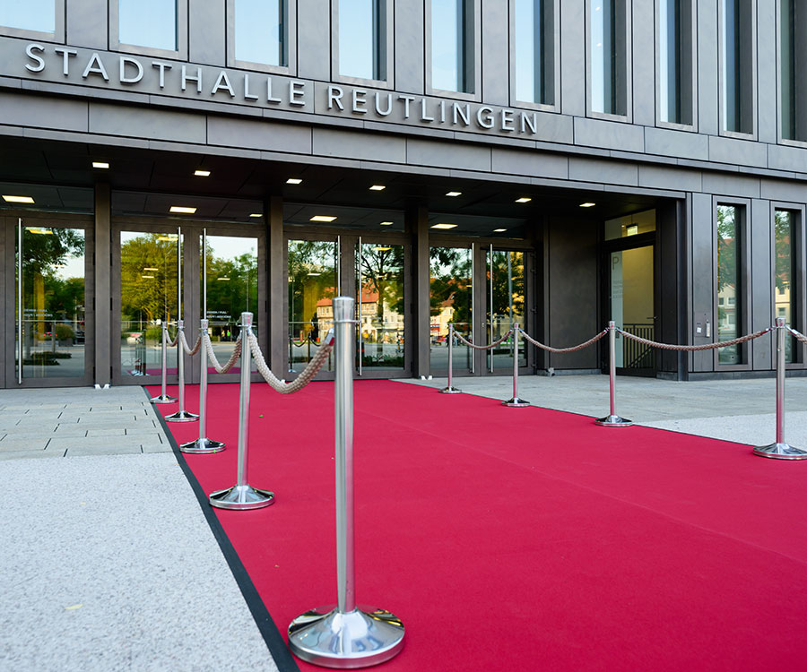 Bild des Eingangs der Stadthalle Reutlingen mit rotem Teppich