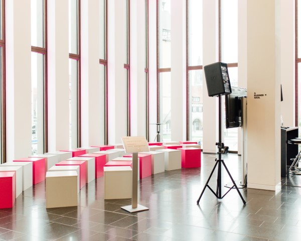 Ecke im Foyer mit Lautsprechern und Keyboard
