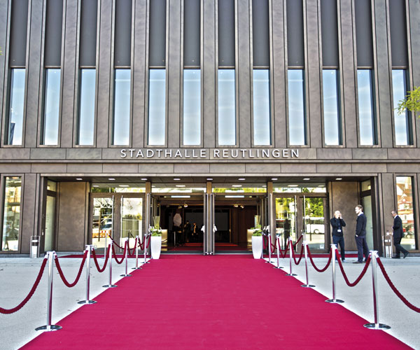 Bild des Eingangs der Stadthalle Reutlingen mit rotem Teppich