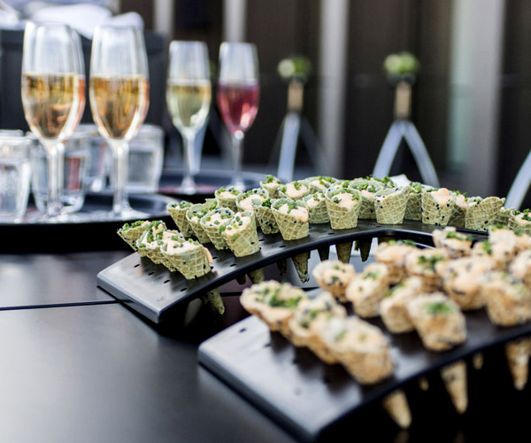 Buffet mit Snacks und Sekt