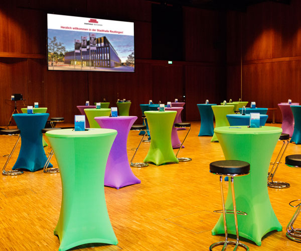 Bild von Stehtischen vor Leinwand