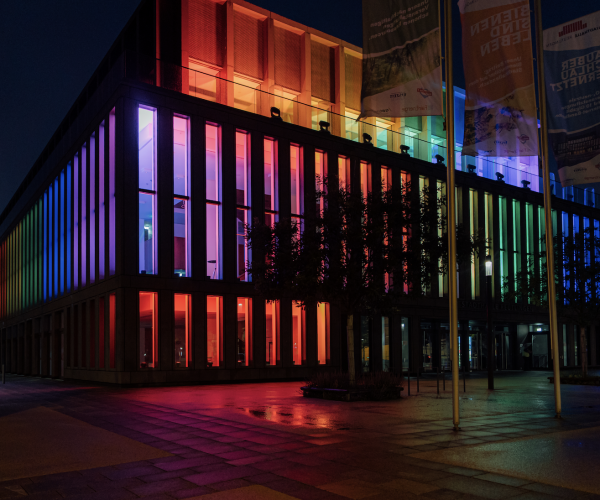 Die Stadthalle Reutlingen bekennt Farbe &ndash; die Lightshow von der Terrasse aus setzte ein Zei...