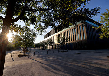 Bild von Stadthalle mit Sonnenstrahlen