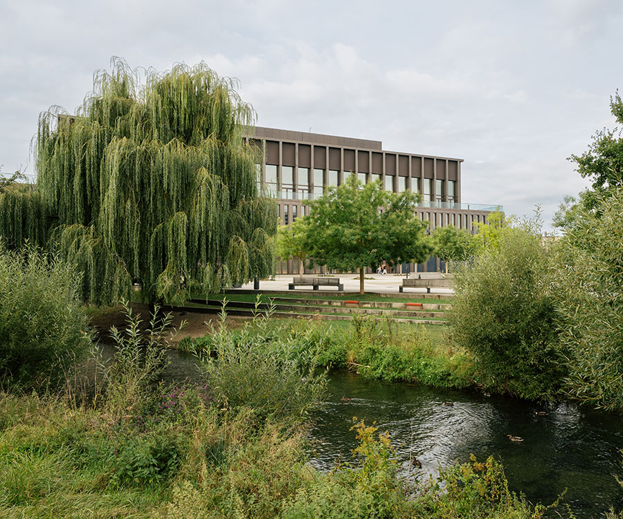 Bild von der Stadthalle Reutlingen im Sommer